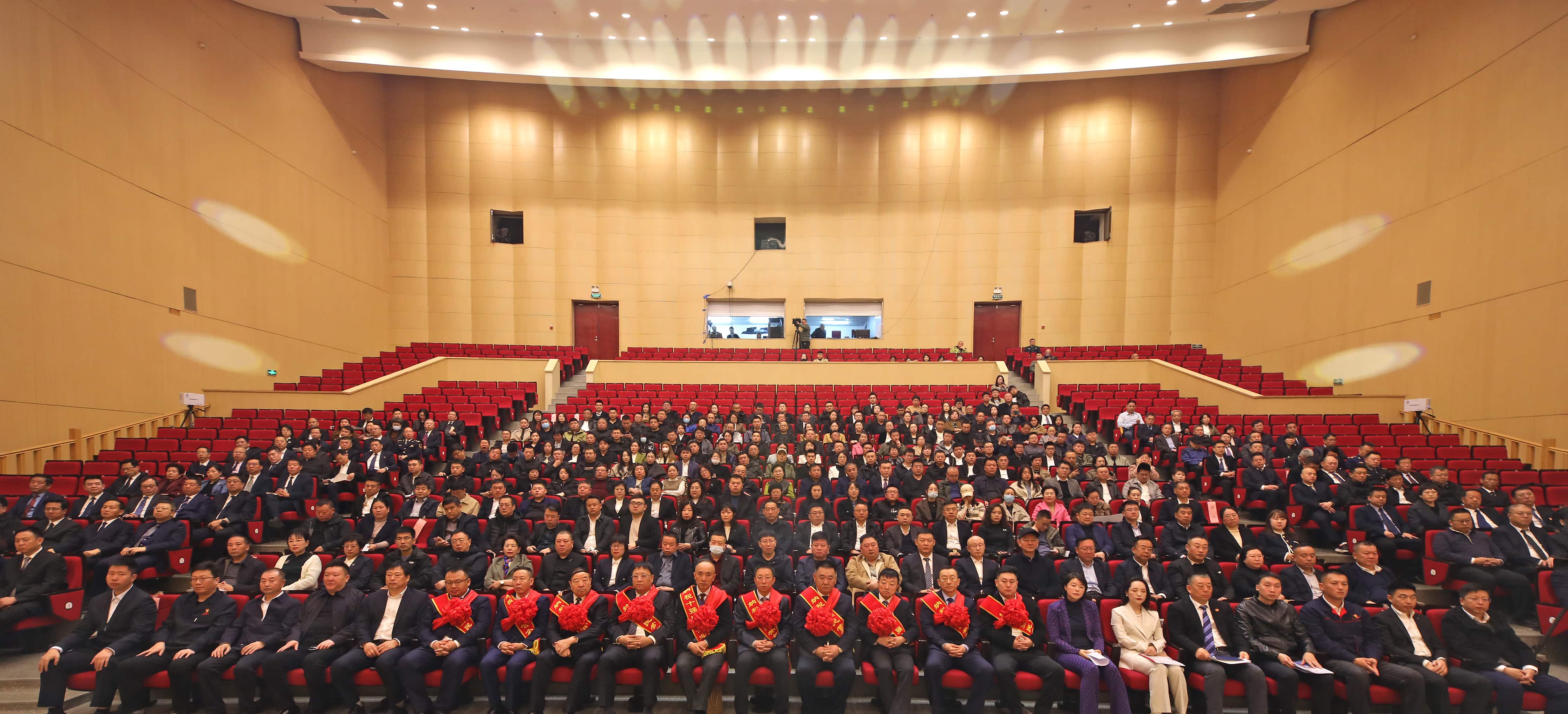 正業(yè)集團再登納稅十強榜！董事長趙立君出席全市民營經濟大會接受表彰(圖4)